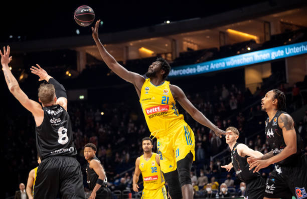 由于篮球是 由于篮球是